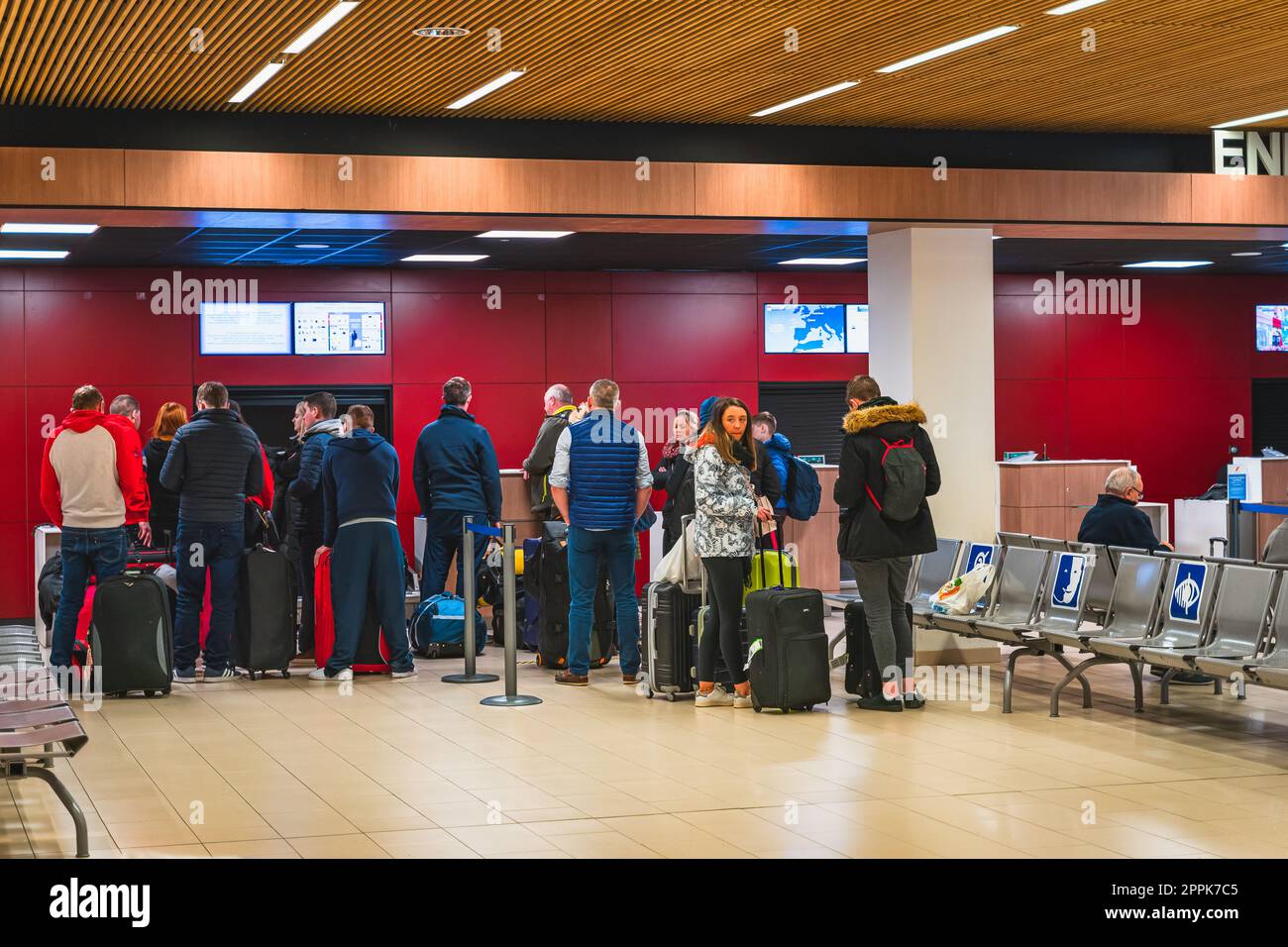 Personen, die mit Gepäck in einer Schlange für Check-in und Abflug stehen, Perpignan Flughafen Stockfoto