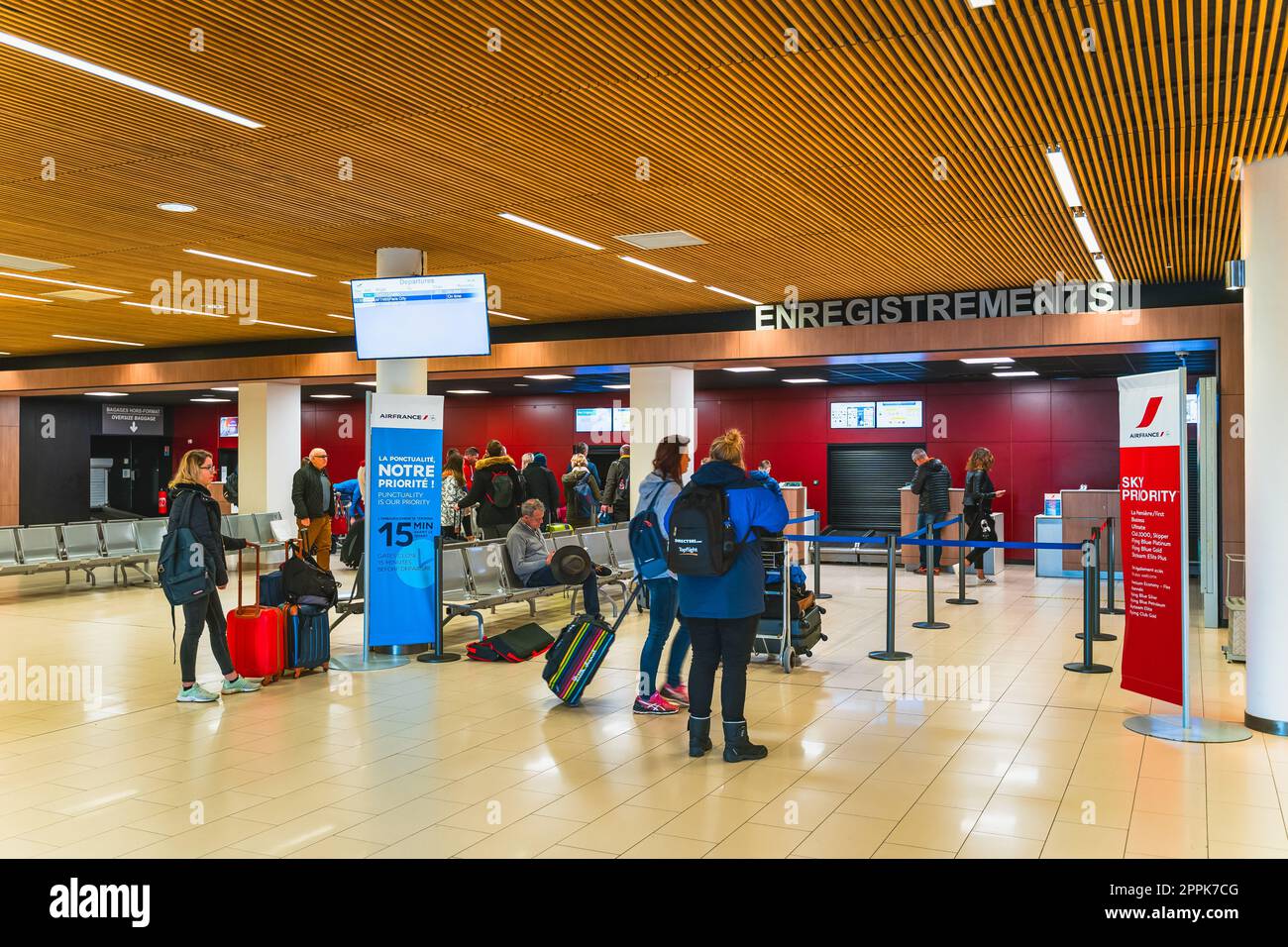 Personen, die mit Gepäck in einer Schlange für Check-in und Abflug stehen, Perpignan Flughafen Stockfoto