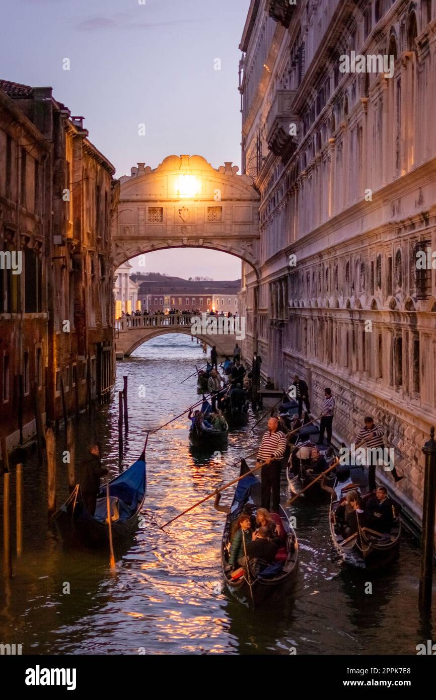 Blick auf die Seufzerbrücke in Venedig Stockfoto