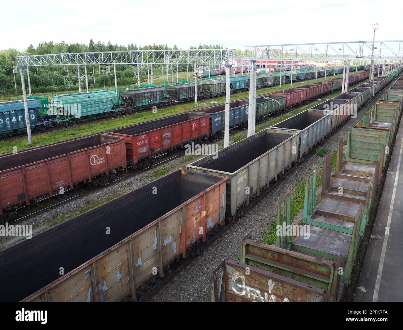 Svir, Russland 6. August 2021. Güterzüge und Güterwagen von oben. Eisenbahn an einem Sommertag. Transport, Fracht, Logistik und Geschäftsprozesse. Leere Metallwagen. Internationaler Frachtverkehr Stockfoto