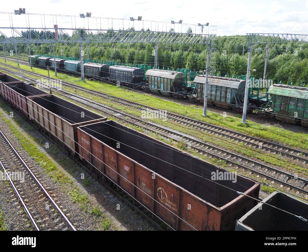 Svir, Russland 6. August 2021. Güterzüge und Güterwagen von oben. Eisenbahn an einem Sommertag. Transport, Fracht, Logistik und Geschäftsprozesse. Leere Metallwagen. Internationaler Frachtverkehr. Stockfoto