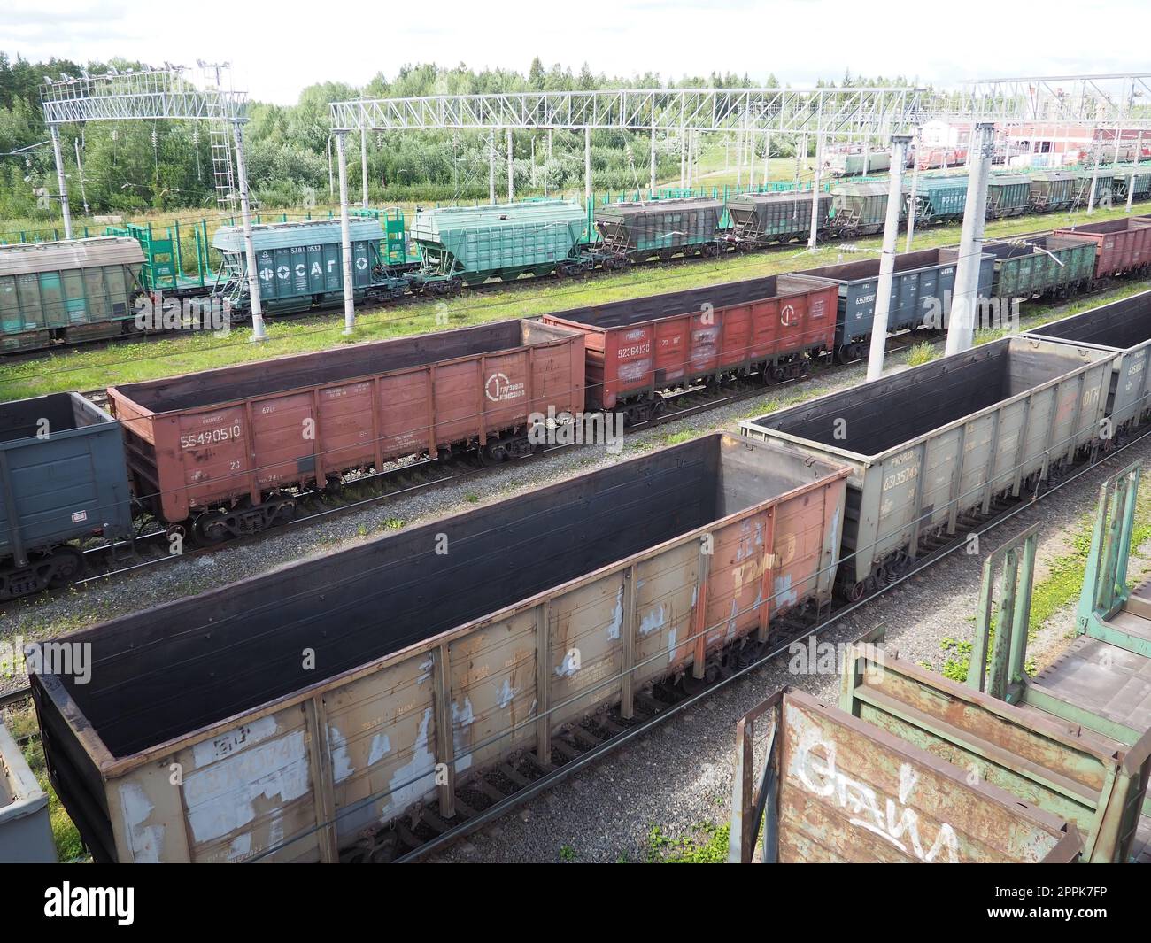 Svir, Russland 6. August 2021. Güterzüge und Güterwagen von oben. Eisenbahn an einem Sommertag. Transport, Fracht, Logistik und Geschäftsprozesse. Leere Metallwagen. Internationaler Frachtverkehr Stockfoto
