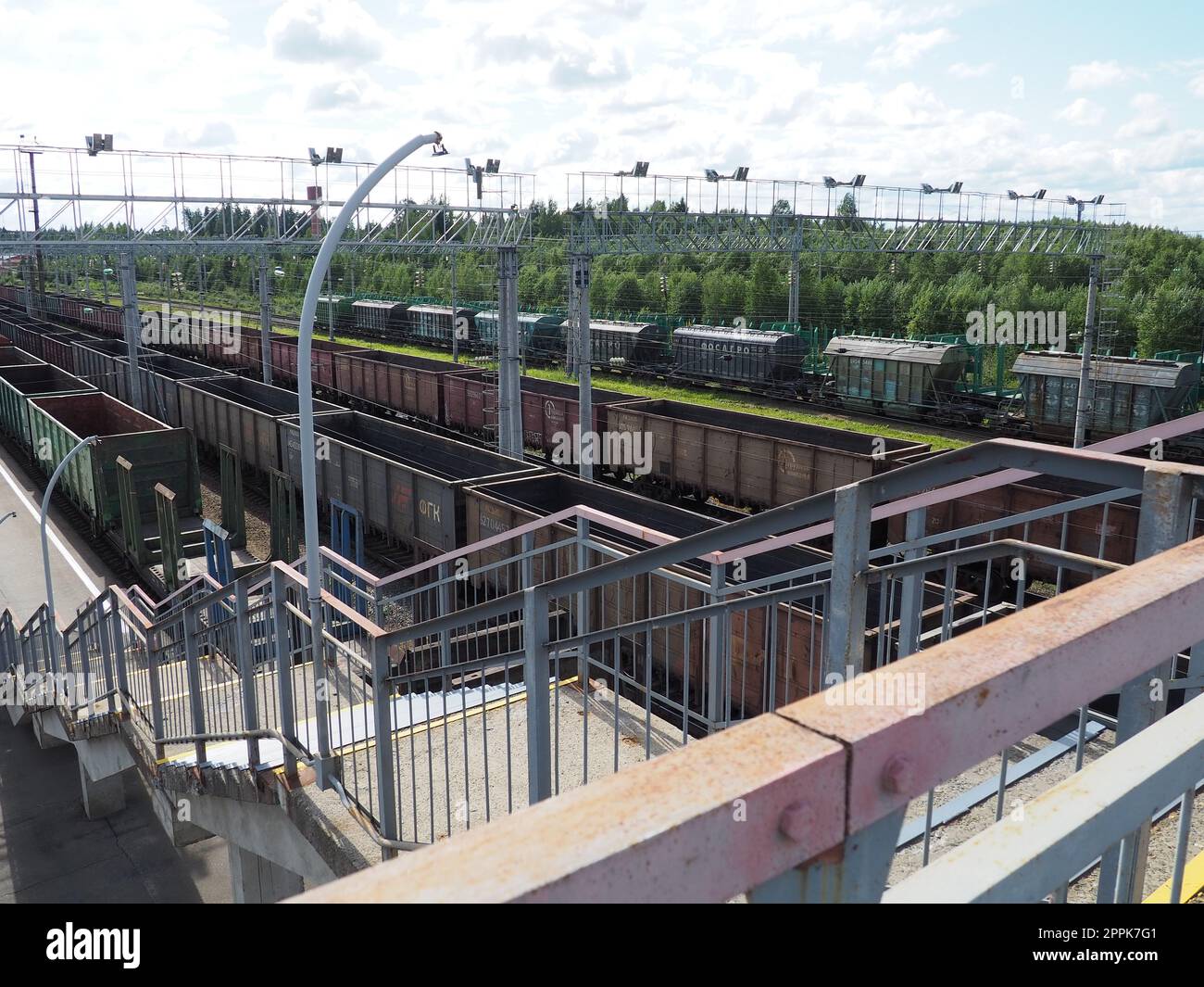 Svir, Russland 6. August 2021. Güterzüge und Güterwagen von oben. Eisenbahn an einem Sommertag. Transport, Fracht, Logistik und Geschäftsprozesse. Leere Metallwagen. Internationaler Frachtverkehr Stockfoto
