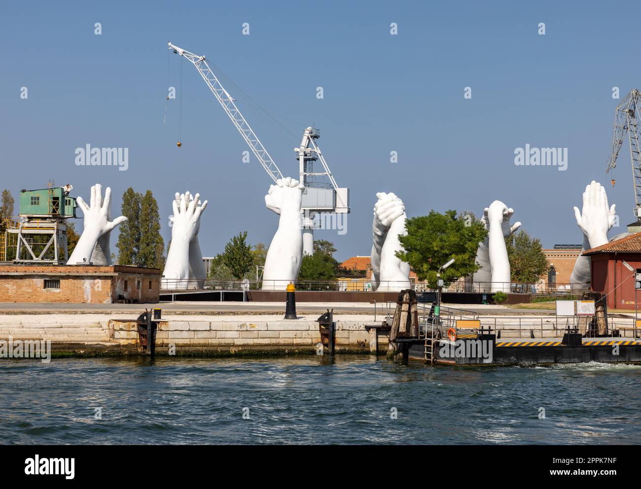 Eine riesige Skulptur aus verbundenen Händen Building Bridges von Lorenzo Quinn. Ausstellung in Arsenale, Castello, Venedig Stockfoto
