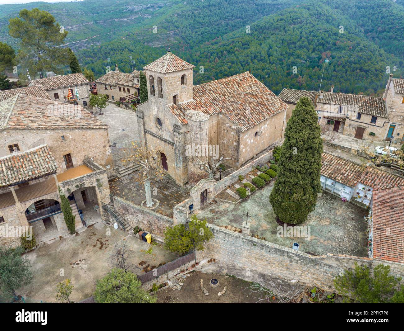 Santa Maria de Talamanca ist eine romanische Kirche in der Gemeinde Talamanca Stockfoto