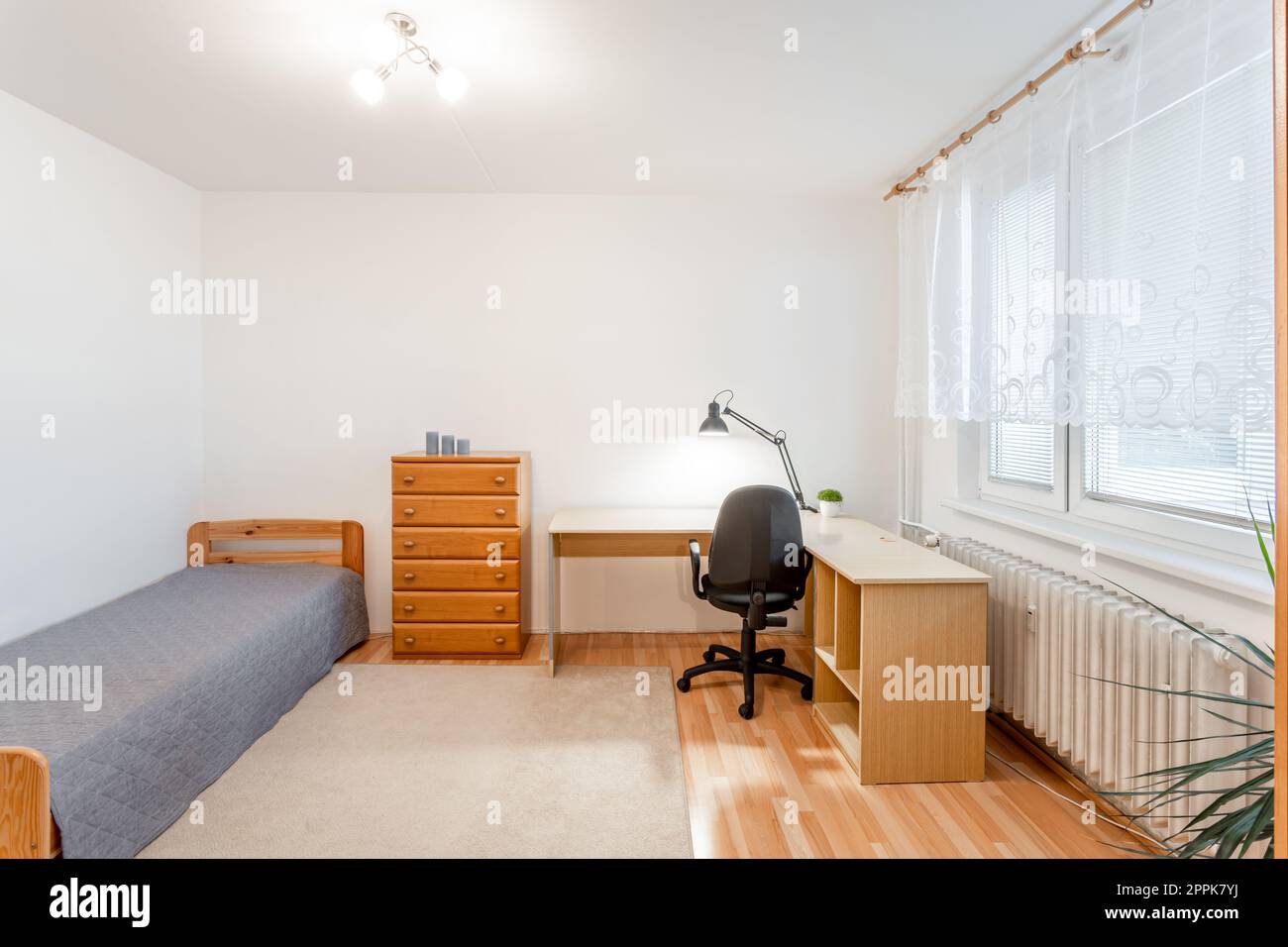 Arbeitszimmer mit Bett im Haus Stockfoto