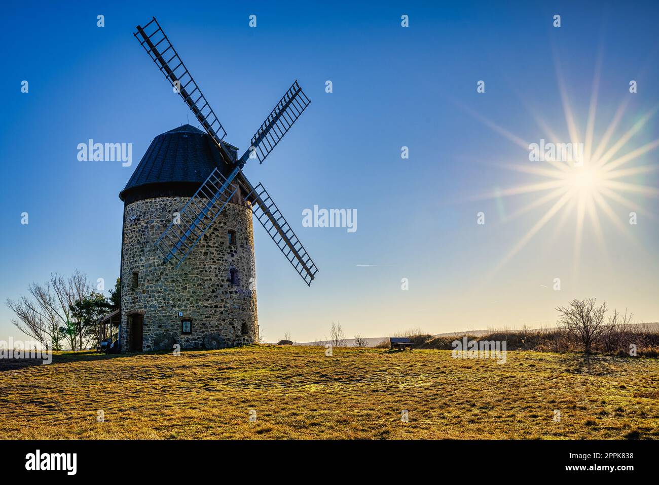 Windmühle auf dem Feld bei Tag. Stockfoto