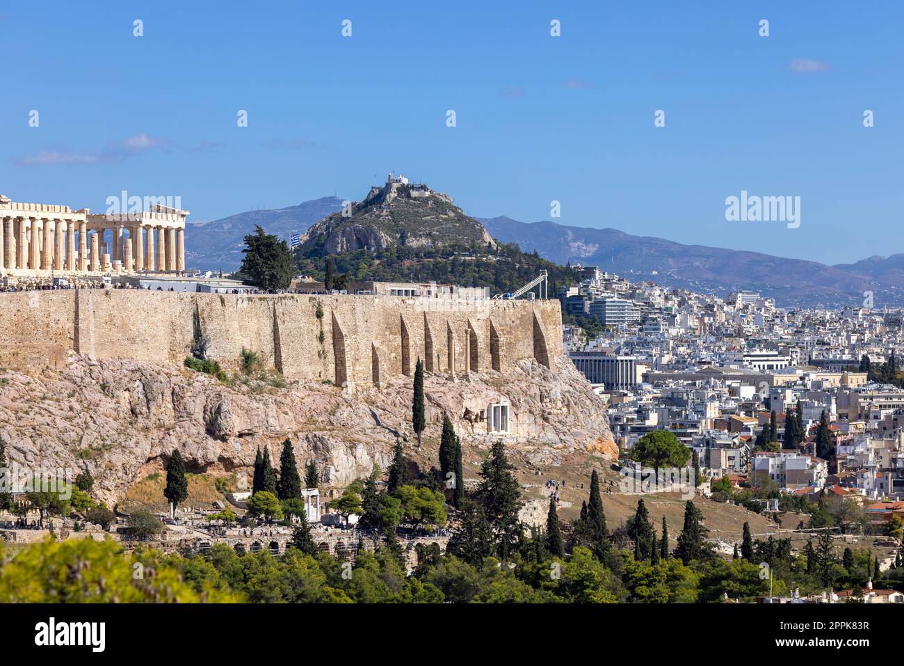 Blick auf die Akropolis von Athen vom Muse Hill. Luftaufnahme der Stadt in der Ferne und Mount Lycabettus, Athen, Griechenland Stockfoto