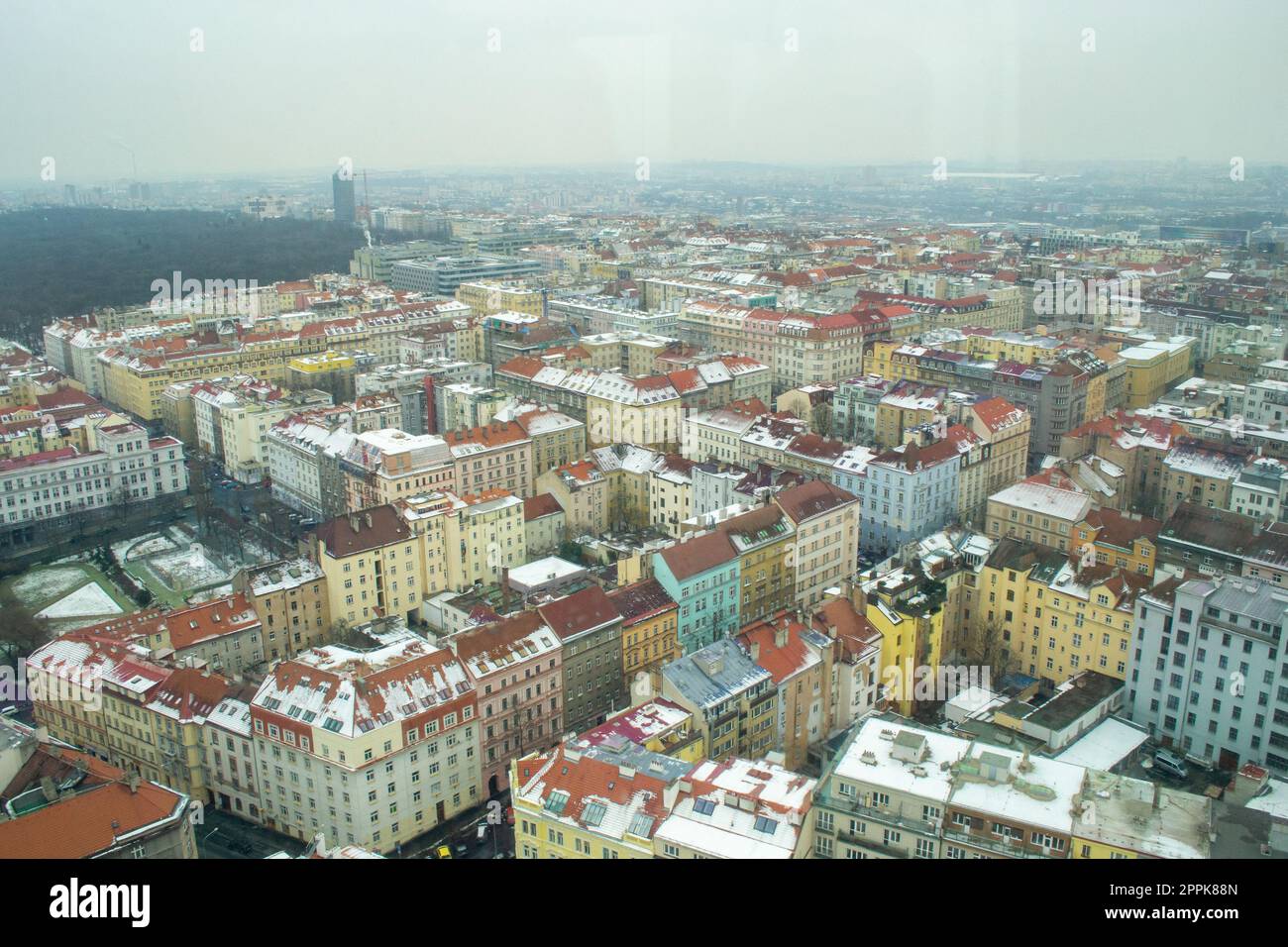 Prag Winter Stadtbild während eines grauen Tages, mit Blick auf Wohnhäuser Stockfoto