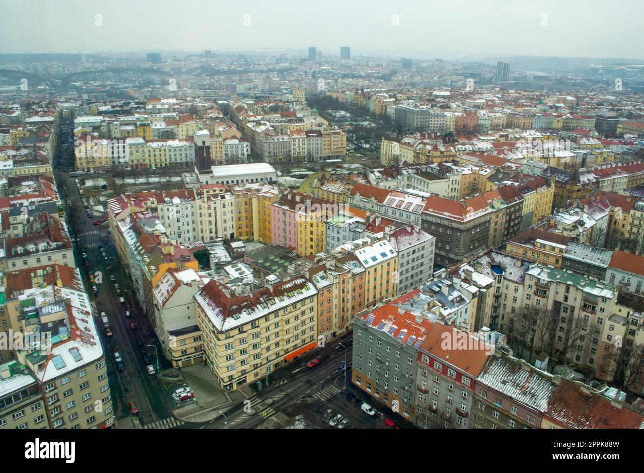 Prag Winter Stadtbild während eines grauen Tages, mit Blick auf Wohnhäuser Stockfoto