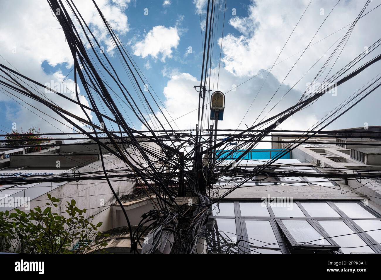 Kabelgewirr an elektrischen Kabeln Stockfoto