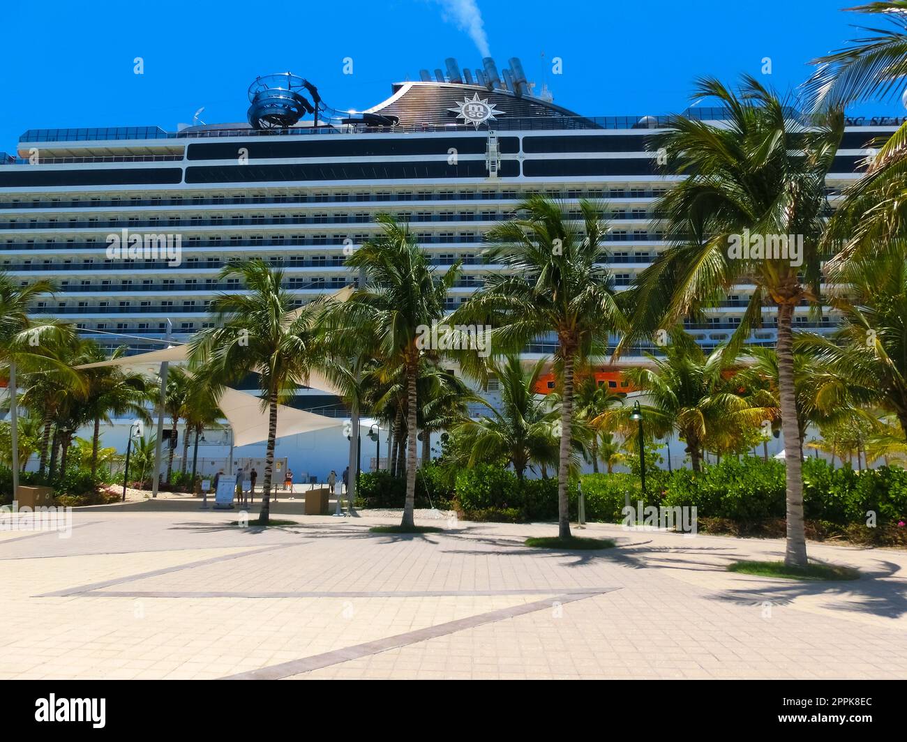 MSC Seashore Kreuzfahrtschiff angelegt auf der tropischen Insel Ocean Cay, Bahamas Stockfoto