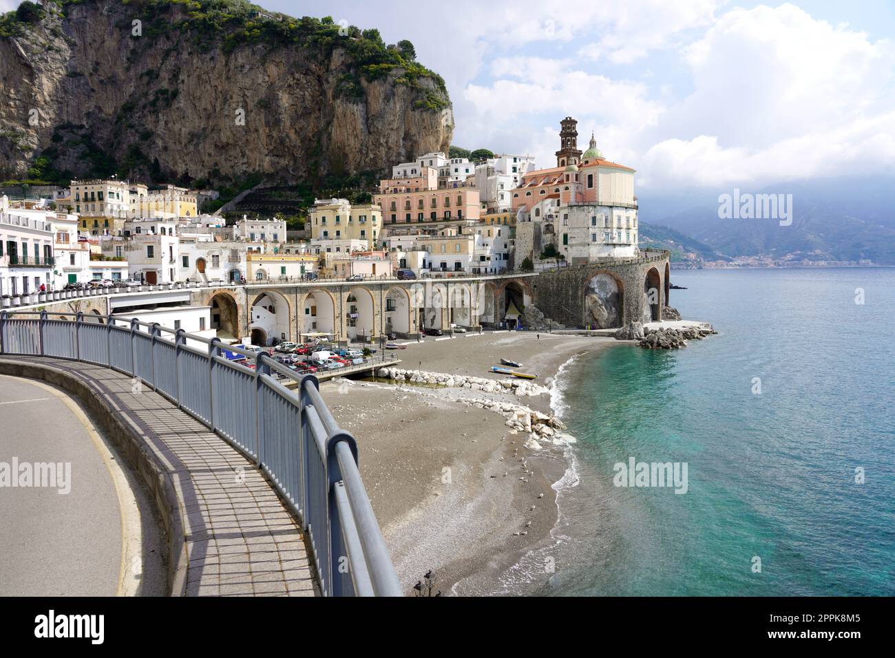 Wunderschöne Aussicht auf die Promenade zum Dorf Atrani an der Amalfiküste, Italien Stockfoto