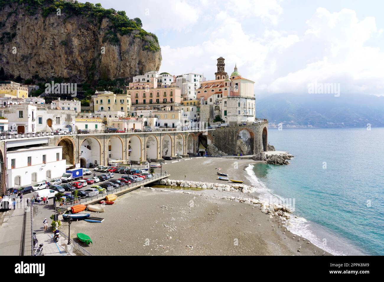 Wunderschöne Aussicht auf das Dorf Atrani an der Amalfiküste, Italien Stockfoto