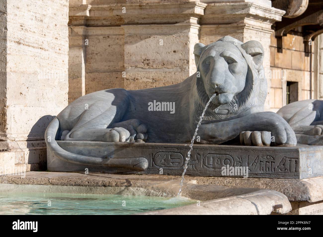 Löwenstatue am Mosespringbrunnen aus dem 16. Jahrhundert (Fontana dell'Acqua Felice), Rom, Italien Stockfoto