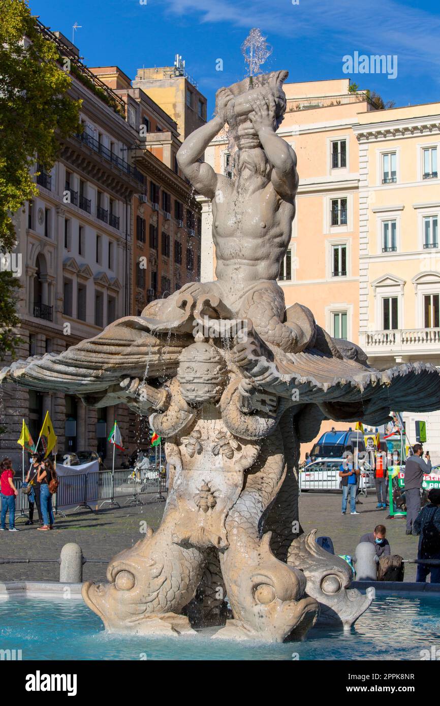 Fontana del Tritone aus dem 17. Jahrhundert (Triton-Brunnen) mit Delfinköpfen auf der Piazza Barberini, Rom, Italien Stockfoto