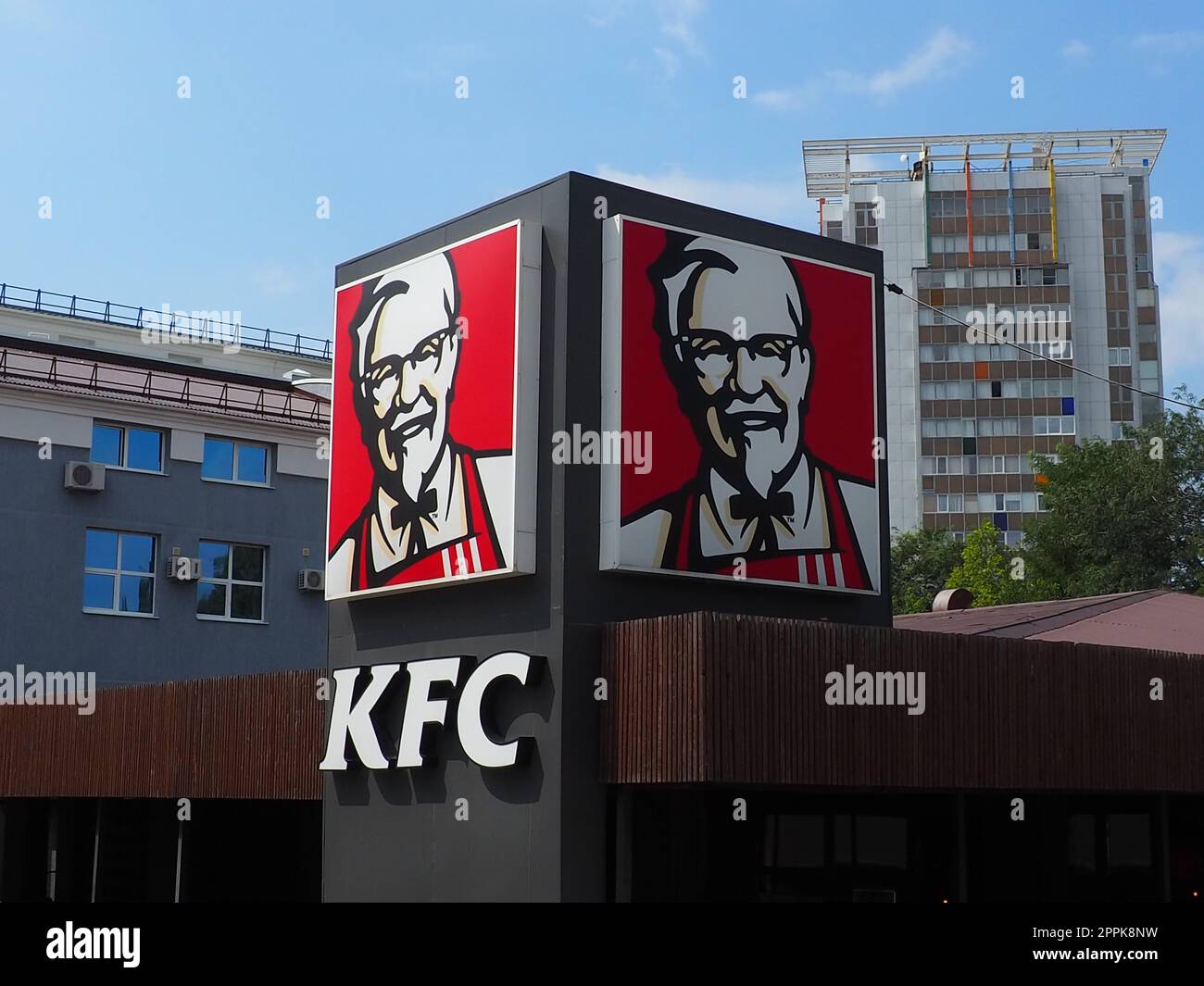 Anapa, Russland, 23. August 2021. KFC Restaurant. Kentucky Fried Chicken, kurz KFC, ist eine internationale Lebensmittelkette, die auf Hühnergerichte spezialisiert ist. Marken-, Logo- oder Außenwerbung Stockfoto