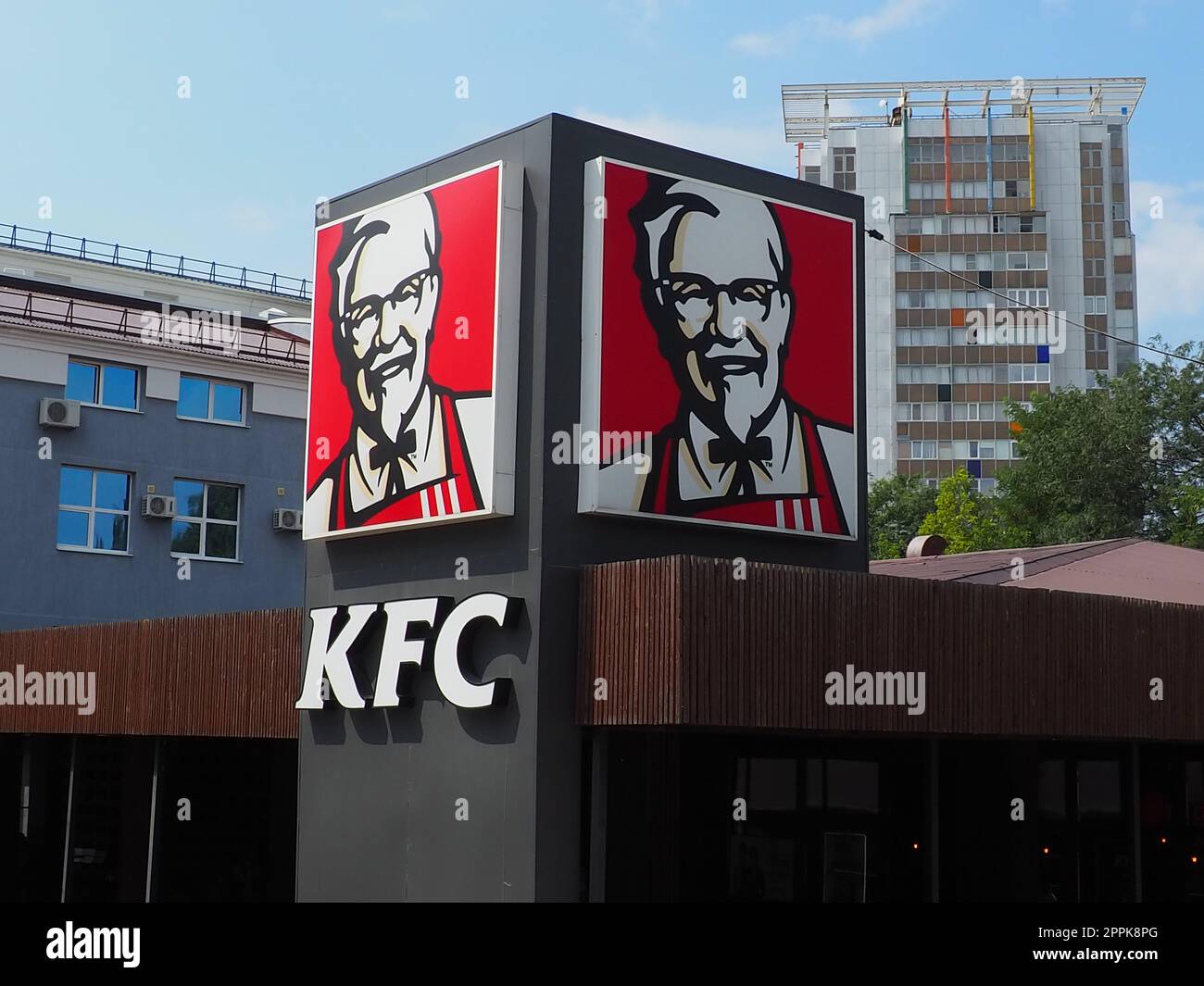 Anapa, Russland, 23. August 2021. KFC Restaurant. Kentucky Fried Chicken, kurz KFC, ist eine internationale Lebensmittelkette, die auf Hühnergerichte spezialisiert ist. Marken-, Logo- oder Außenwerbung Stockfoto