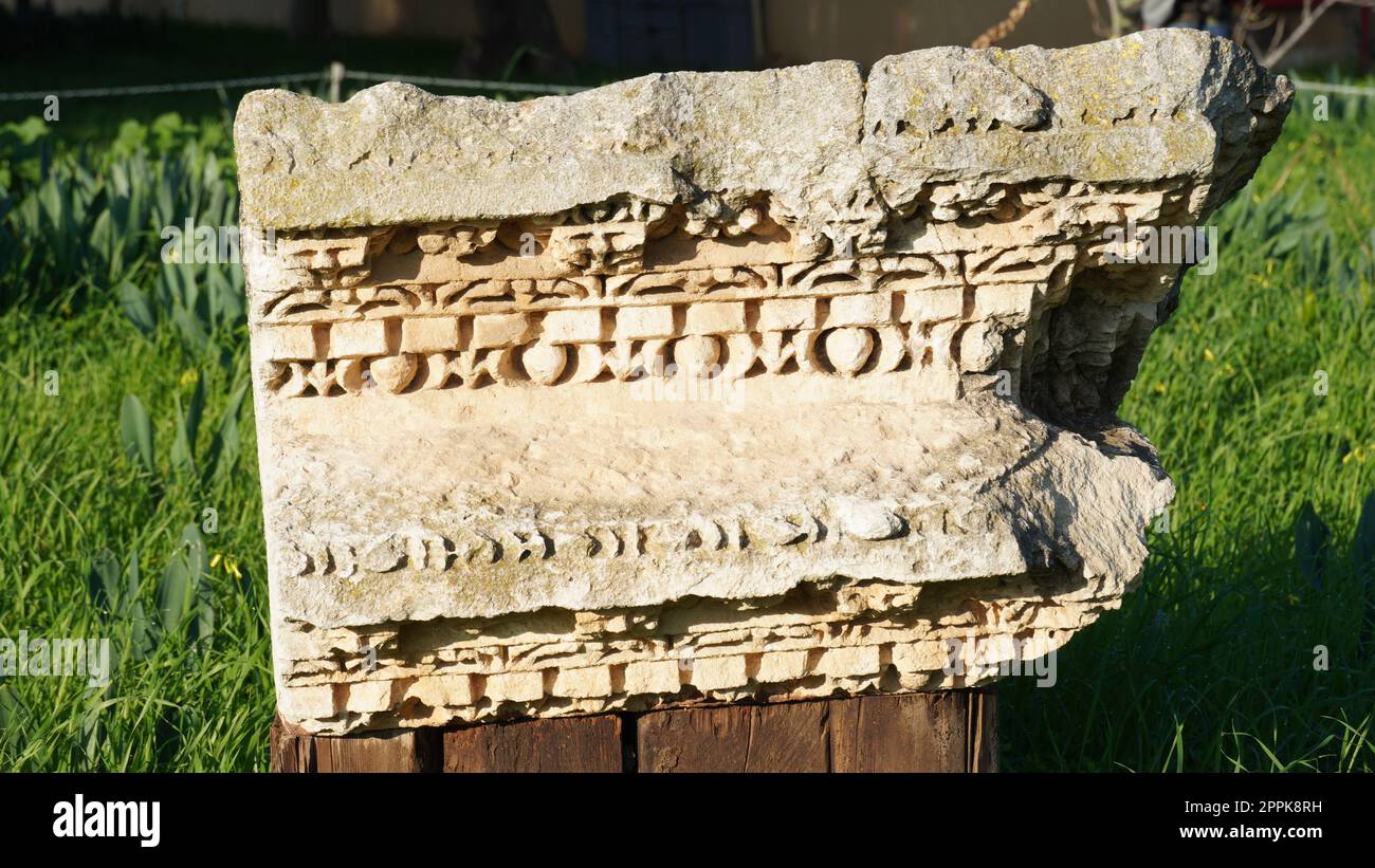 Teil einer antiken Säule in Antipatris, Tel Afek, Israel. Antipatris, auch bekannt als Binar Bashi, wurde im Mittelalter zu einer osmanischen Festung. Stockfoto