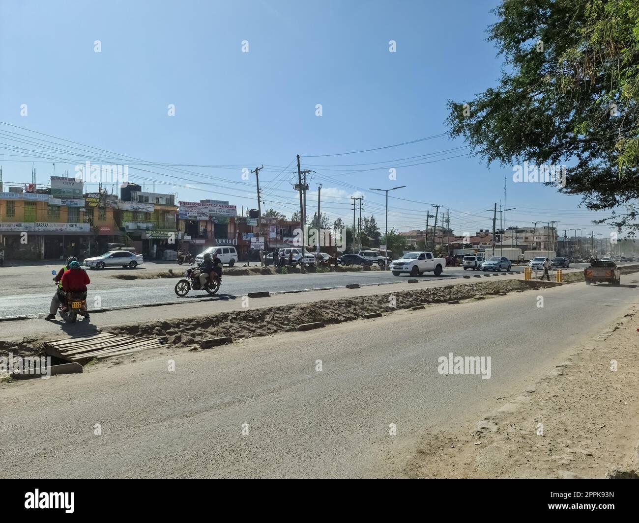 Kitengela, Kenia - 22. Januar 2023: Die Straßen von Kitengela, einer kleinen Wachstumsstadt in Kenia, Afrika. Stockfoto