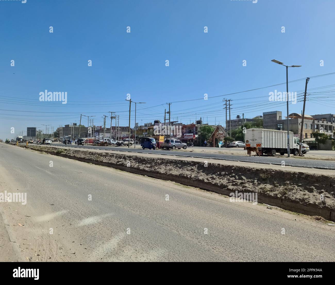 Kitengela, Kenia - 22. Januar 2023: Die Straßen von Kitengela, einer kleinen Wachstumsstadt in Kenia, Afrika. Stockfoto