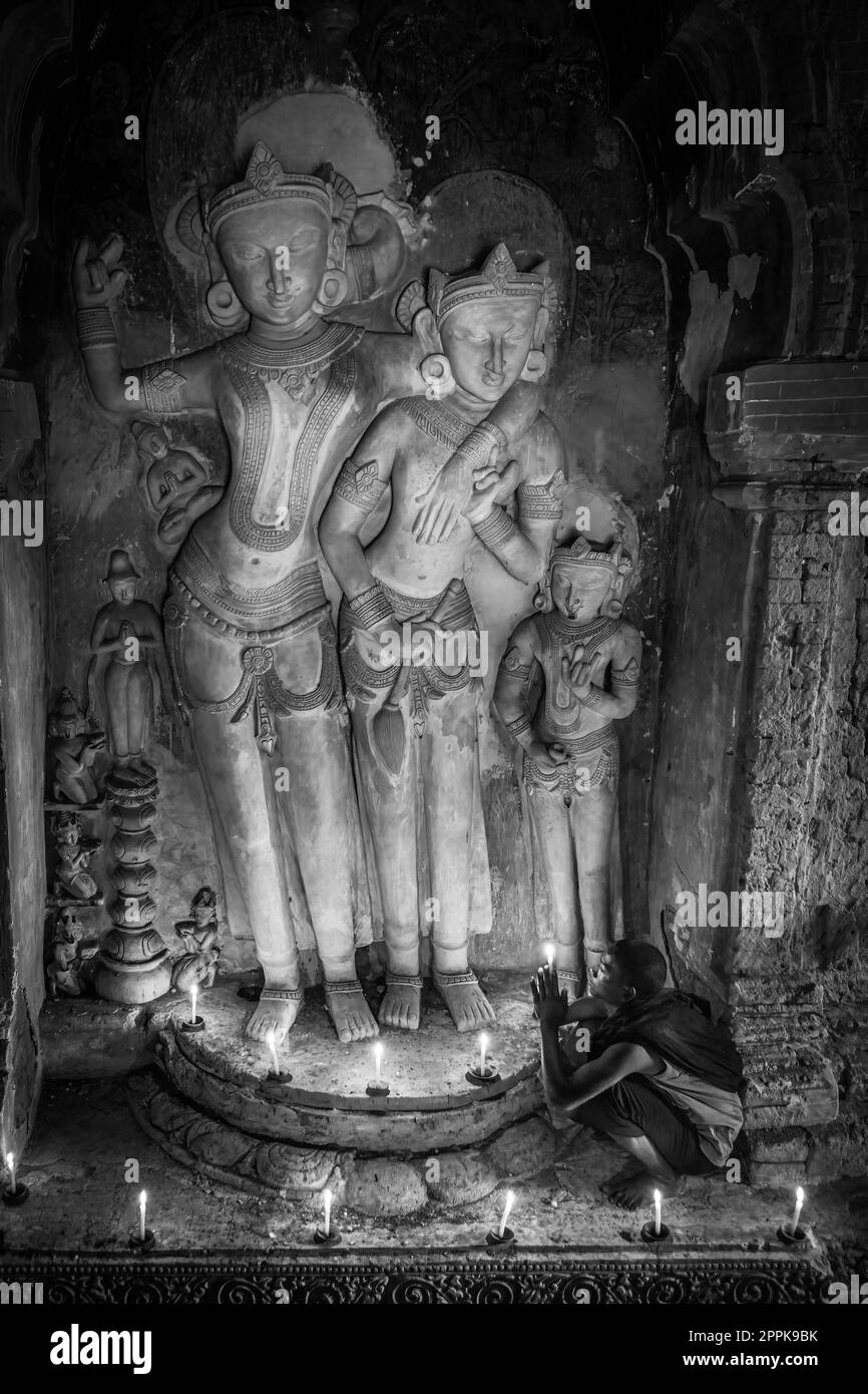 Ein buddhistischer Mönch in einer Pagode in Bagan Myanmar Stockfoto