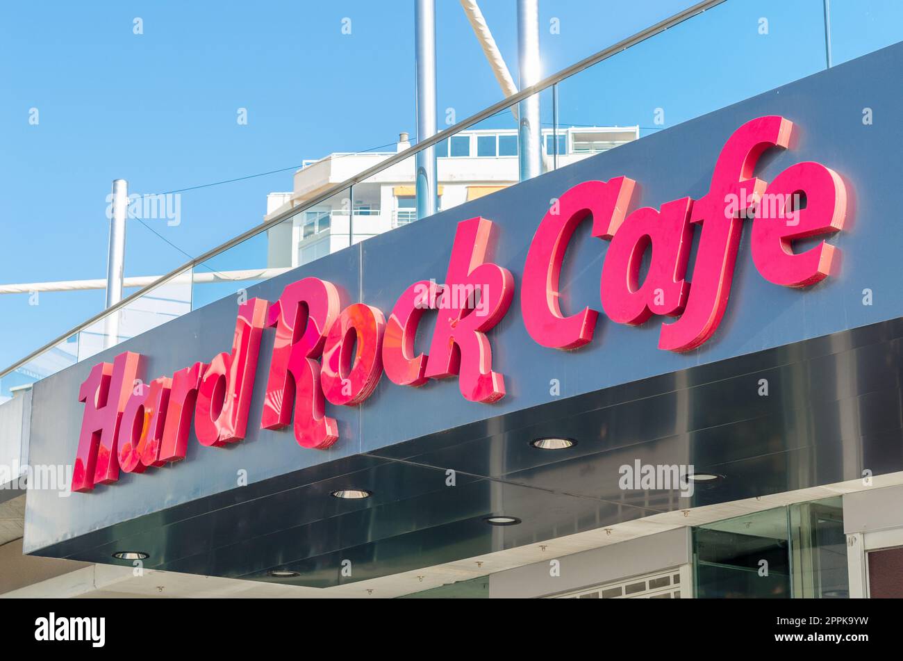 MALAGA, SPANIEN - 12. OKTOBER 2021: Logo des berühmten Hard Rock Cafe in Malaga, Spanien. Hard Rock Cafe, Inc. Ist eine britisch-amerikanische multinationale Kette von Themenrestaurants, Souvenirläden, Kasinos und Museen, die 1971 von Isaac Tigrett und Peter Mo gegründet wurde Stockfoto