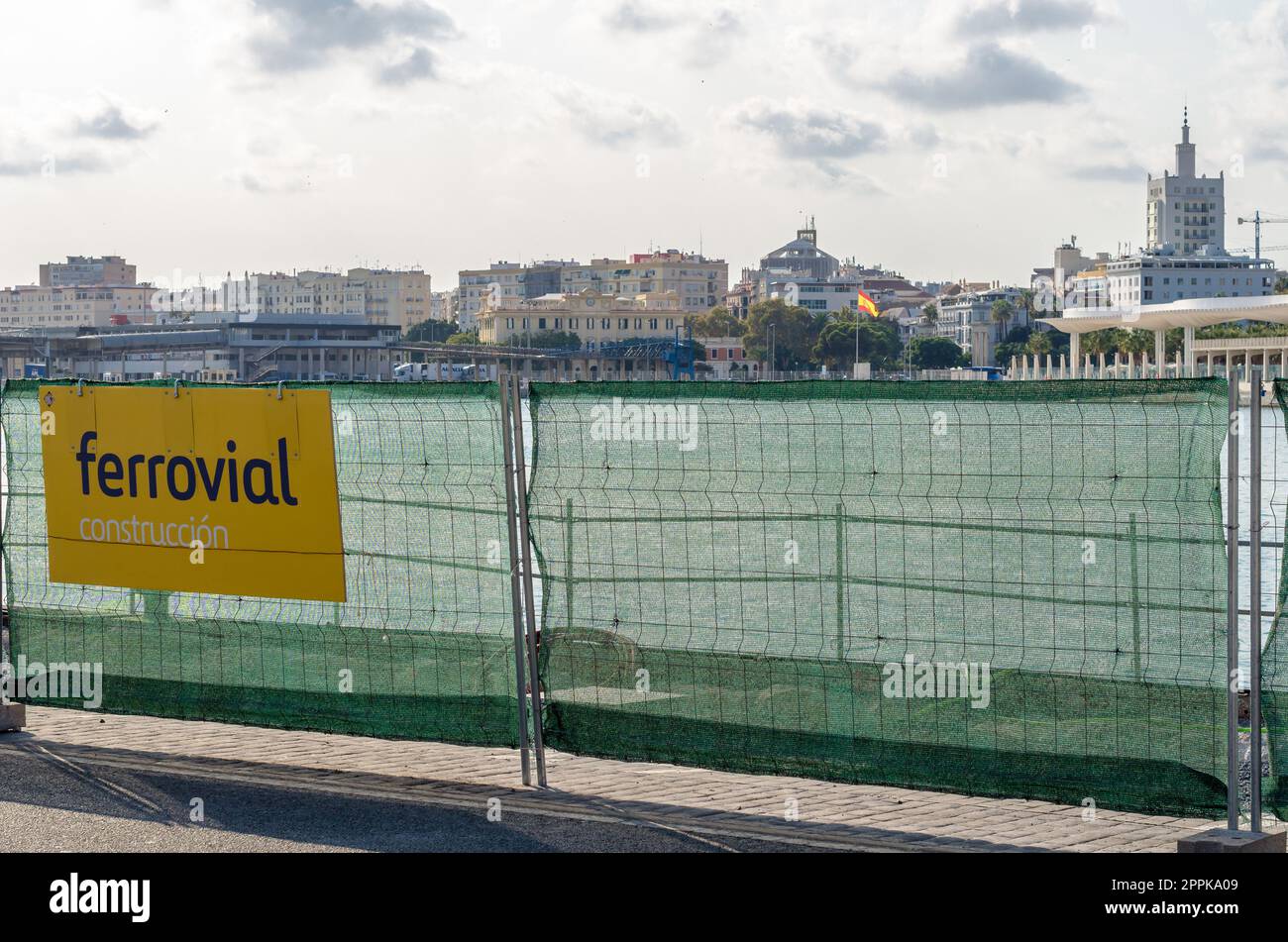 MALAGA, SPANIEN - 12. OKTOBER 2021: Bauzone im Hafen von Malaga mit dem Logo von Ferrovial, einem spanischen multinationalen Unternehmen, das an der Planung, dem Bau, der Finanzierung, dem Betrieb und der Instandhaltung von Verkehrsinfrastruktur und städtischen Diensten beteiligt ist Stockfoto