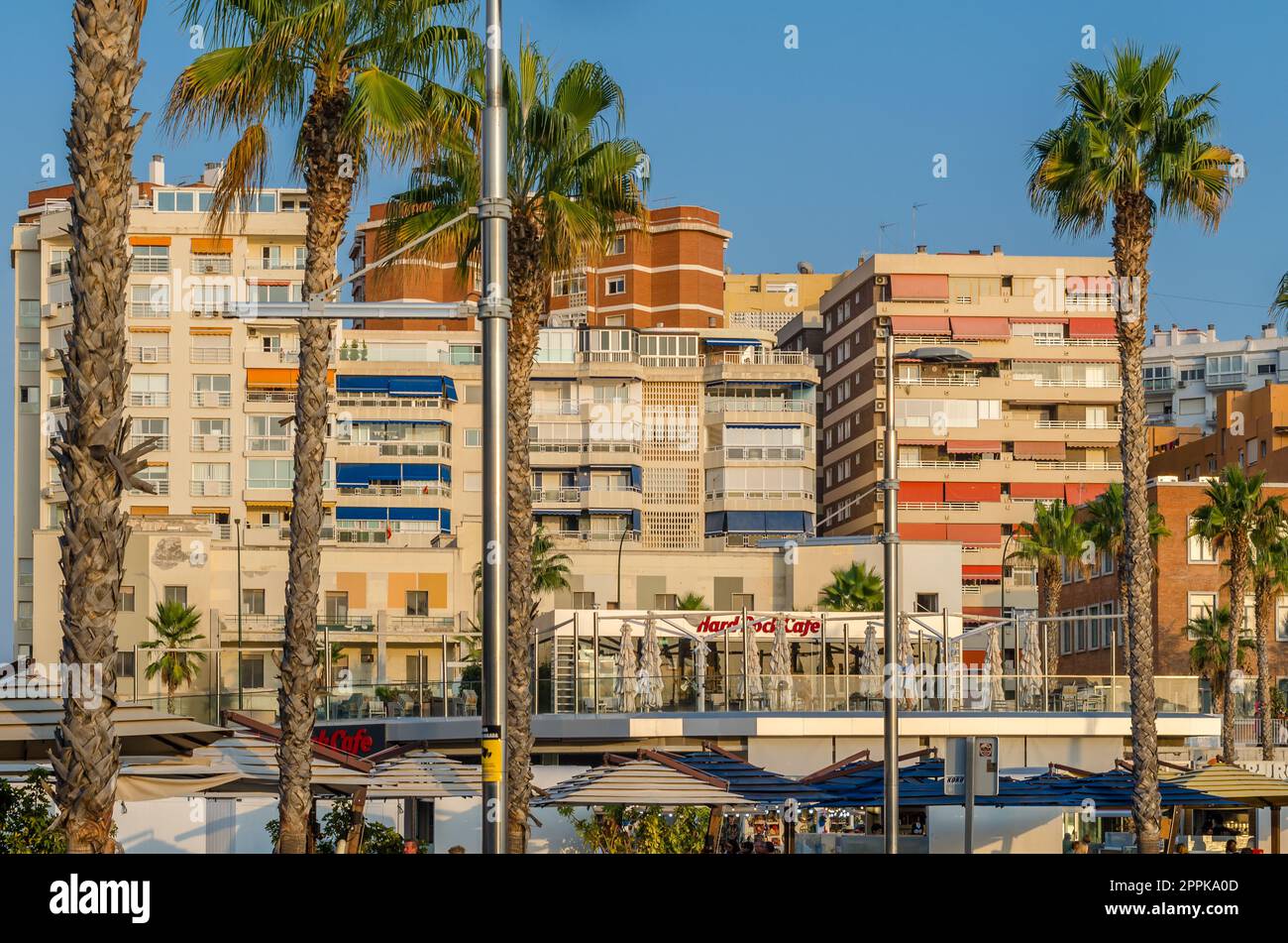 MALAGA, SPANIEN - 12. OKTOBER 2021: „Muelle Uno“, ein Einkaufsviertel im Freien mit einer Vielzahl moderner Geschäfte und Restaurants entlang der Promenade in Malaga, Spanien Stockfoto