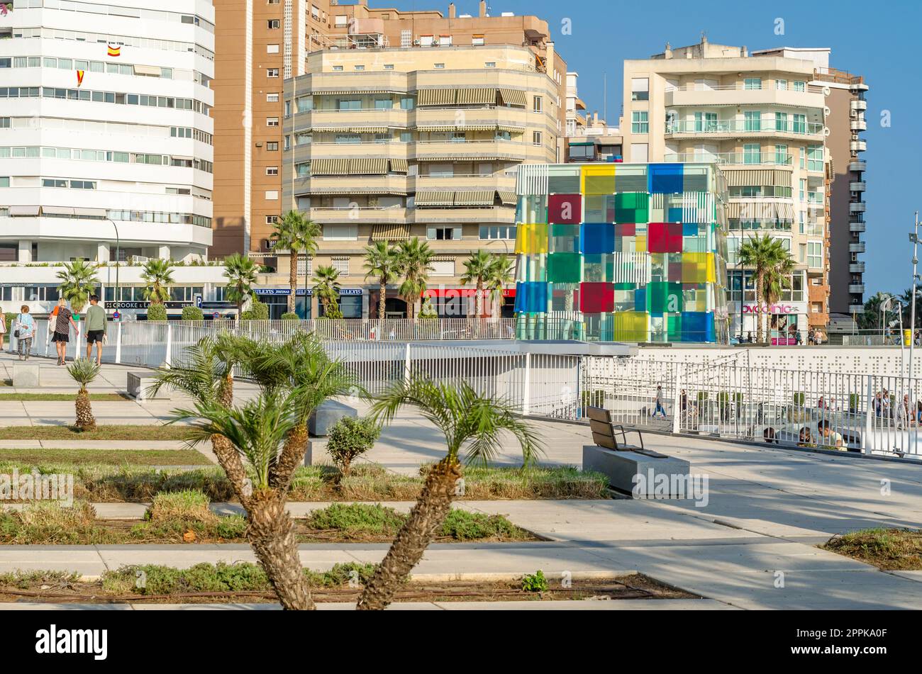 MALAGA, SPANIEN - 12. OKTOBER 2021: Das Centre Pompidou Malaga, Teil des Nationalen Zentrums für Kunst und Kultur Georges Pompidou von Frankreich, befindet sich in dem Raum El Cubo (der Würfel) in Malaga, Spanien, eingeweiht im Jahr 2015 Stockfoto