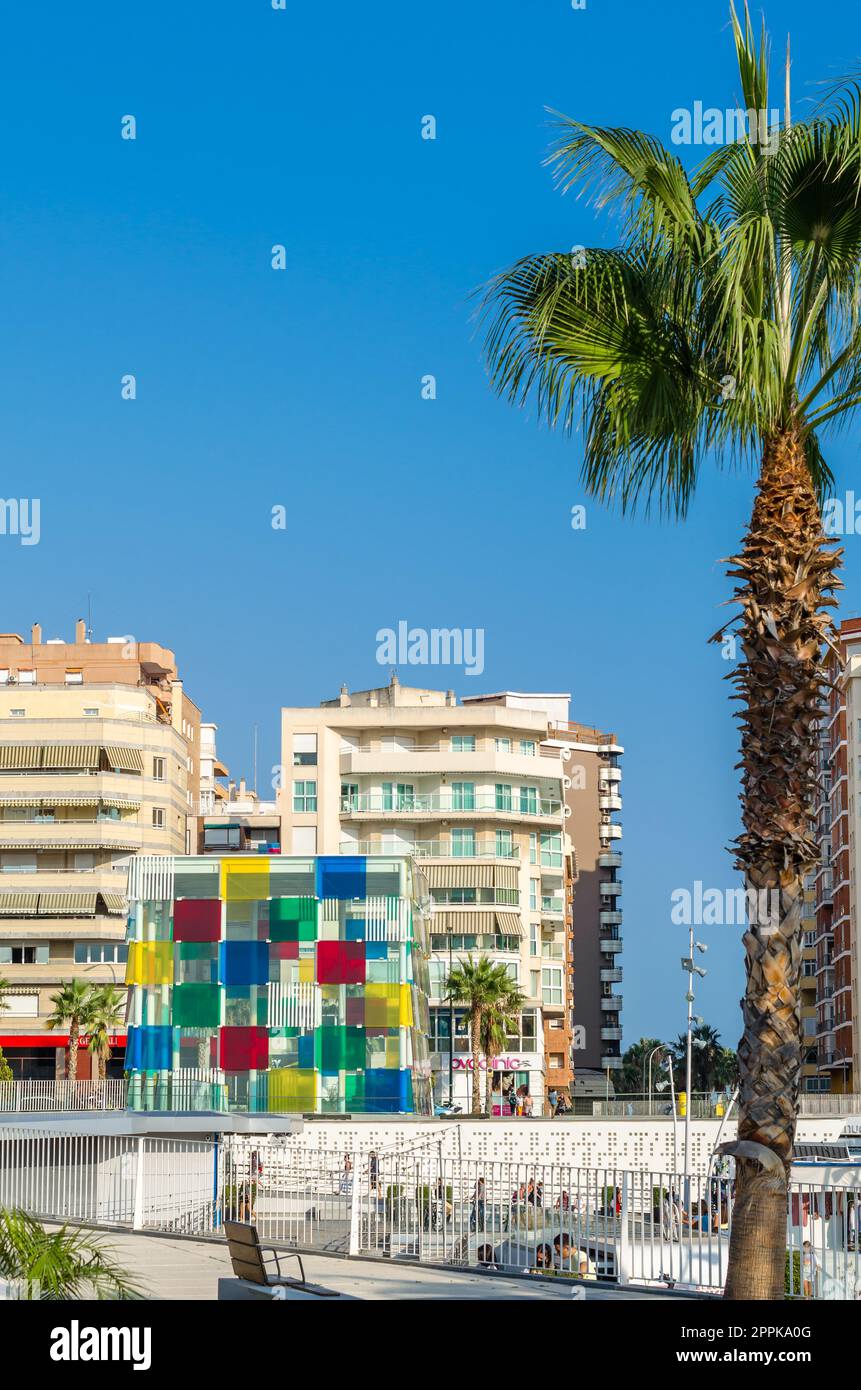 MALAGA, SPANIEN - 12. OKTOBER 2021: Das Centre Pompidou Malaga, Teil des Nationalen Zentrums für Kunst und Kultur Georges Pompidou von Frankreich, befindet sich in dem Raum El Cubo (der Würfel) in Malaga, Spanien, eingeweiht im Jahr 2015 Stockfoto