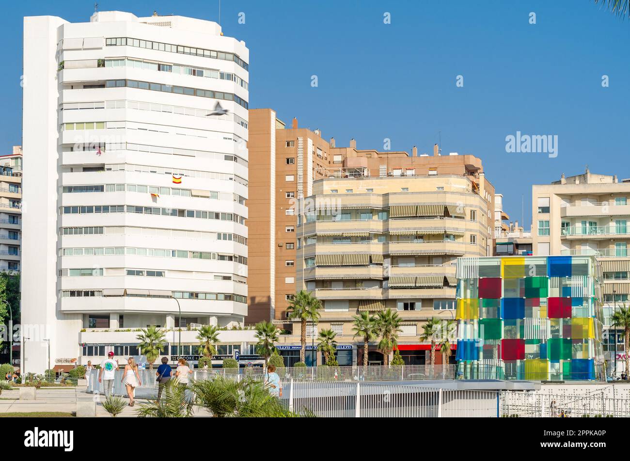 MALAGA, SPANIEN - 12. OKTOBER 2021: Das Centre Pompidou Malaga, Teil des Nationalen Zentrums für Kunst und Kultur Georges Pompidou von Frankreich, befindet sich in dem Raum El Cubo (der Würfel) in Malaga, Spanien, eingeweiht im Jahr 2015 Stockfoto