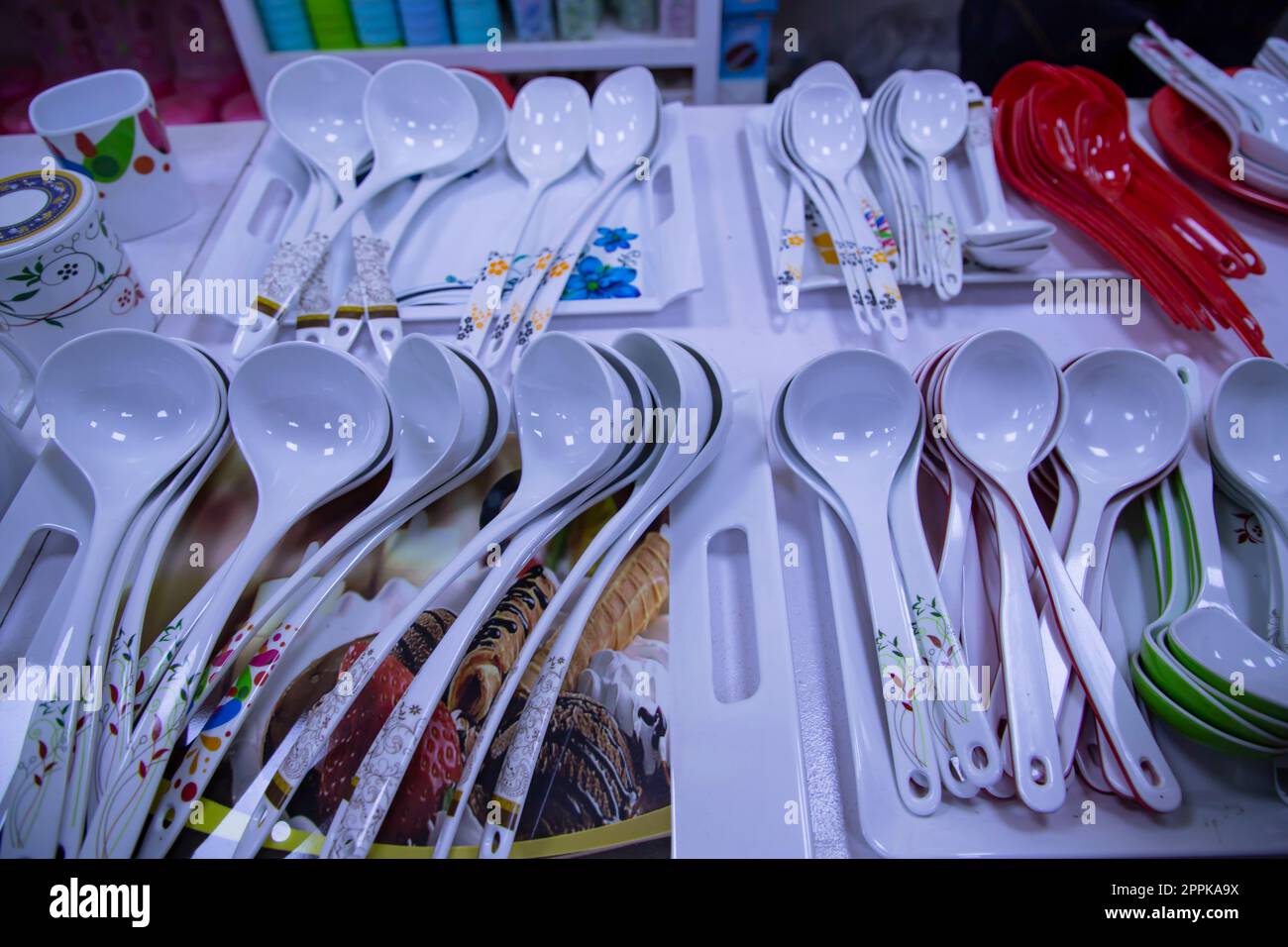 Plastiklöffel und andere Utensilien zum Verkauf auf dem Markt Stockfoto