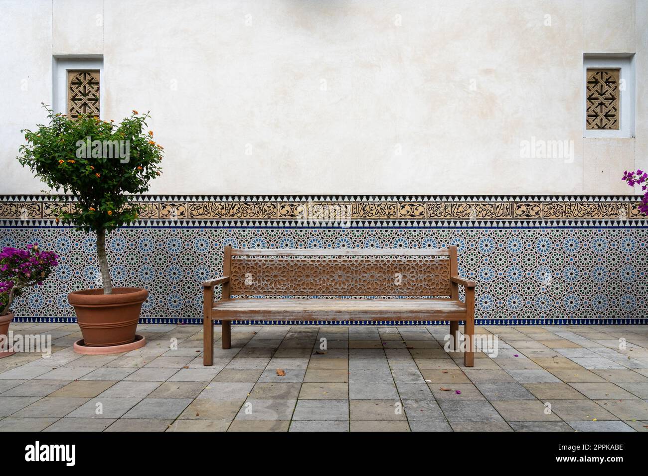 Eine leere Bank im marokkanischen Garten. Stockfoto