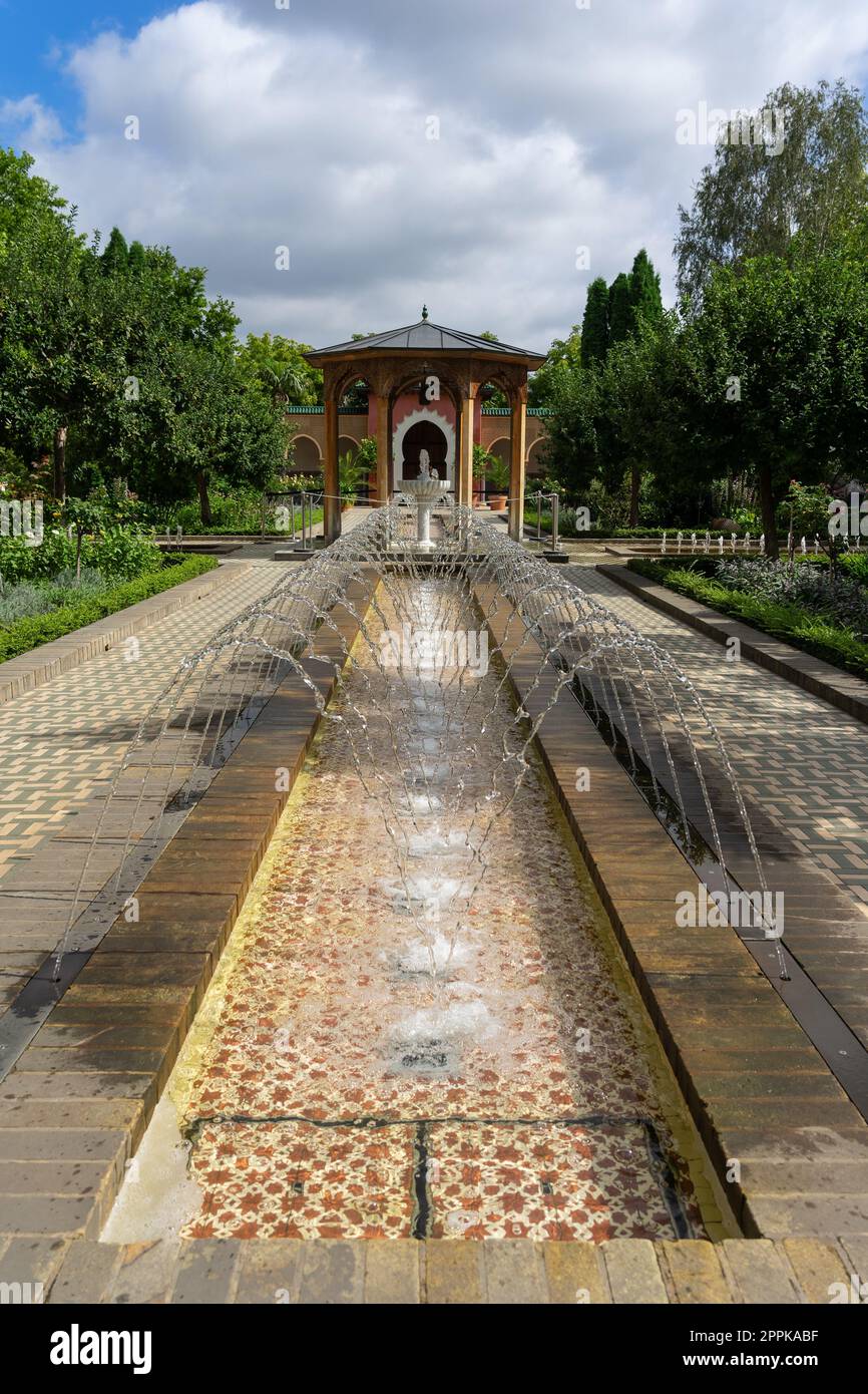 Traditioneller Innenhof eines marokkanischen Gartens. Einige kleine Brunnen. Stockfoto