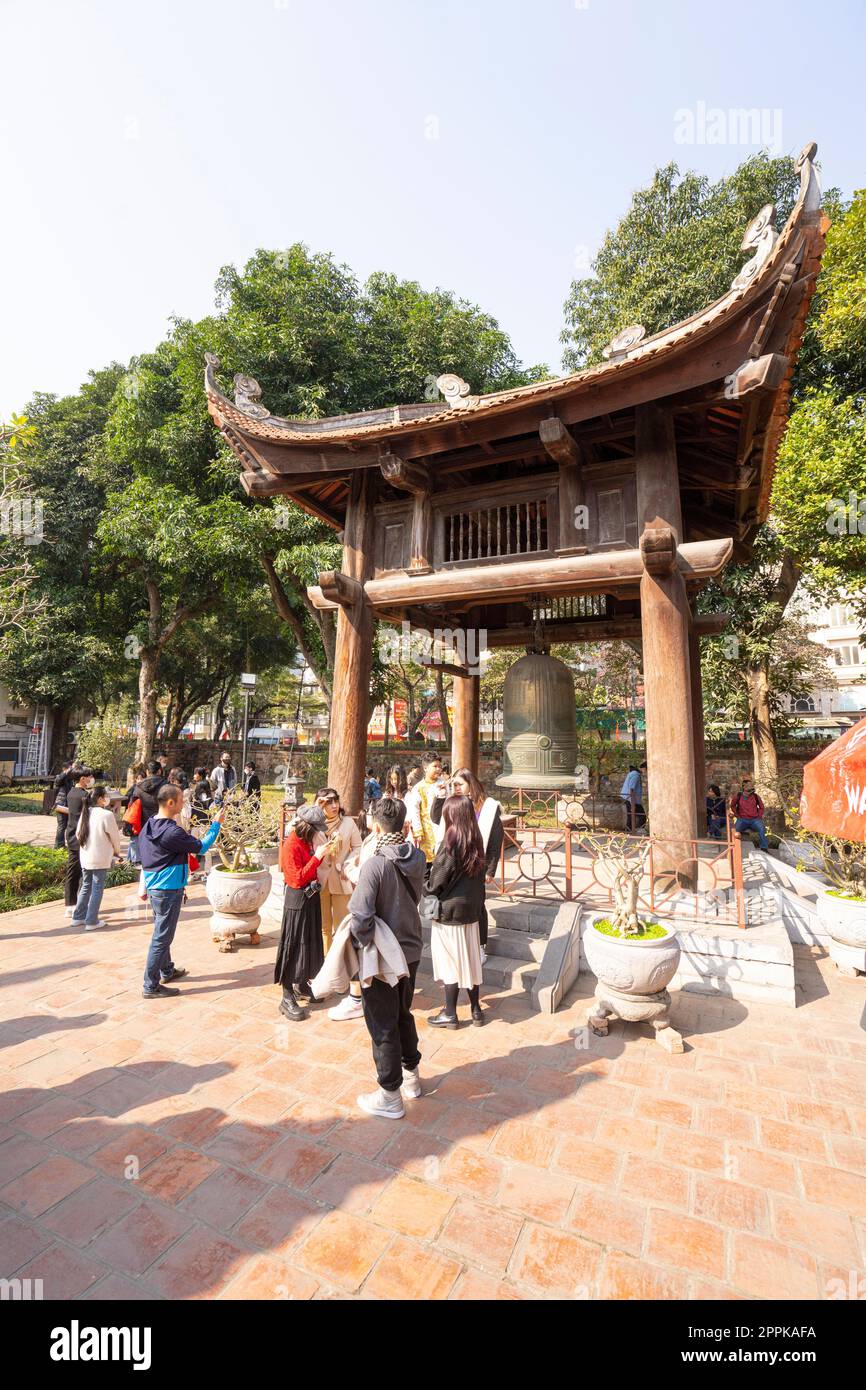 Hanoi, Vietnam, Januar 2023. Besucher im großen Park mit den historischen Gebäuden im Literaturtempel Stockfoto