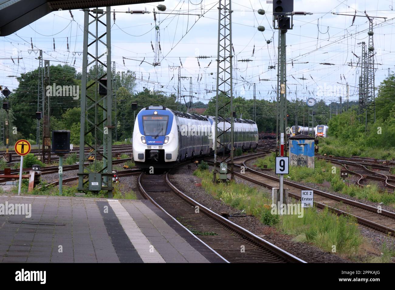 National Express-Triebwagen erreicht den Bahnhof Hamm Stockfoto