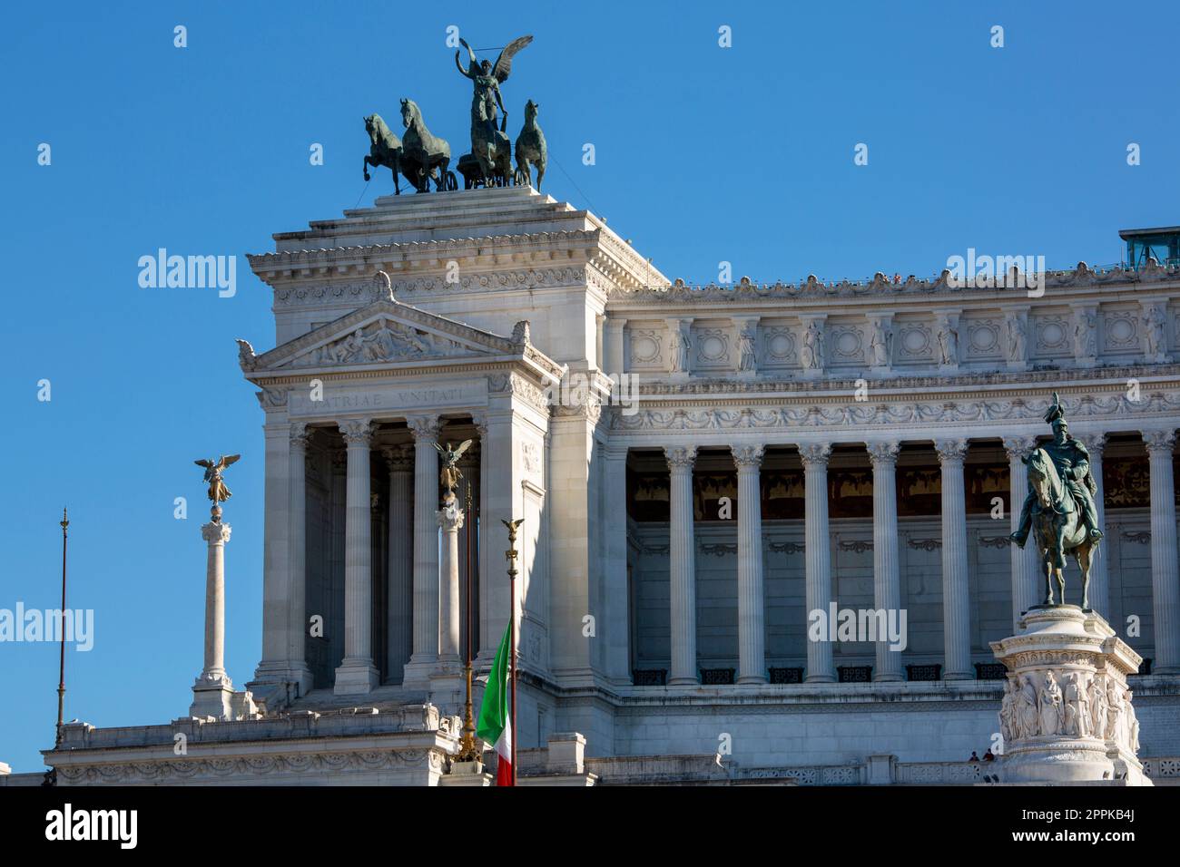 Victor Emmanuel II. Denkmal auf dem venezianischen Platz und Quadriga of Unity auf dem Gipfel der Propyläen, Rom, Italien. Stockfoto