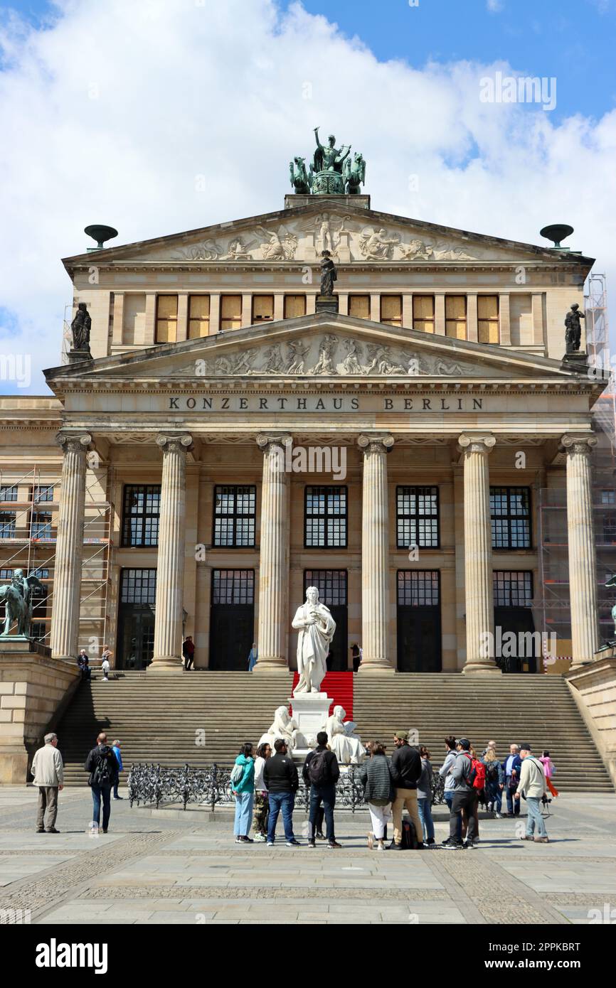 Schiller-Denkmal vor dem Schaupielhaus auf dem Gendarmenmarkt Stockfoto