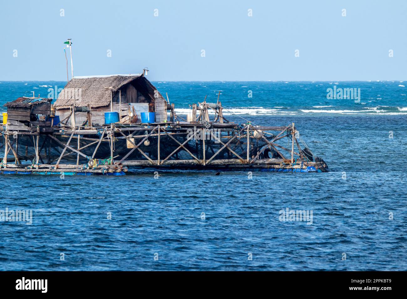 Kelong oder Fischzucht in TG Pinang, Indonesien Stockfoto