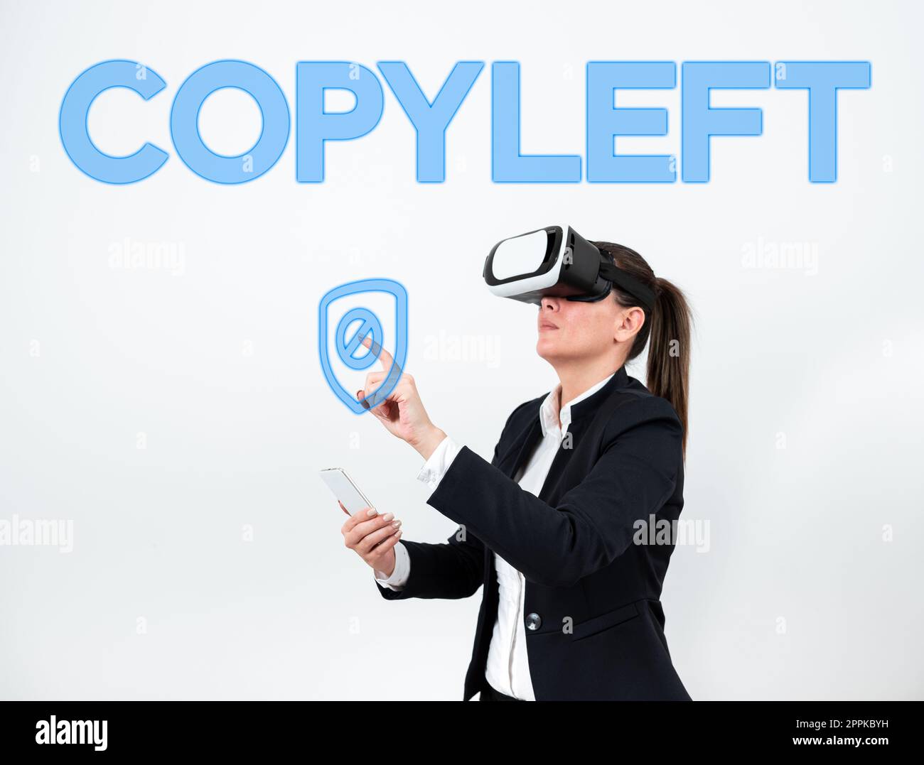 Das Schild zeigt Copyleft an. Begriff bedeutet das Recht, Software und Kunstwerke frei zu nutzen, zu modifizieren, zu kopieren und gemeinsam zu nutzen Stockfoto