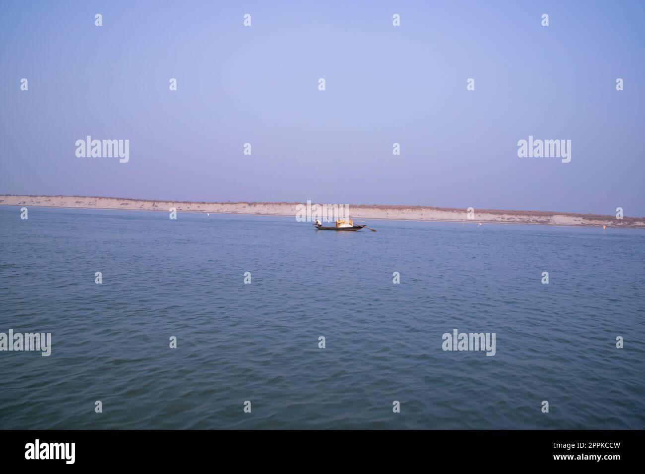 Landschaftsblick auf den Fluss Padma auf einem Fischerboot mit einer Sandinsel unter dem blauen Himmel Stockfoto