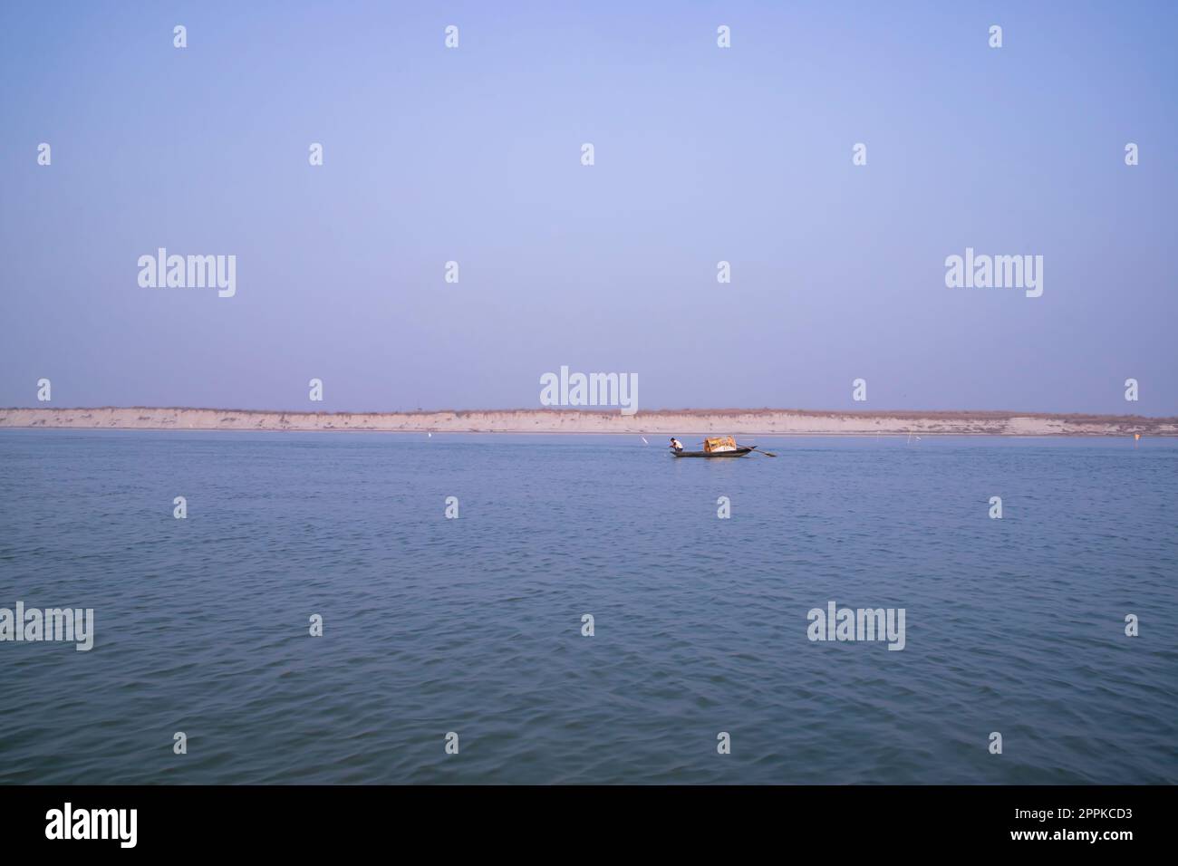 Landschaftsblick auf den Fluss Padma auf einem Fischerboot mit einer Sandinsel unter dem blauen Himmel Stockfoto