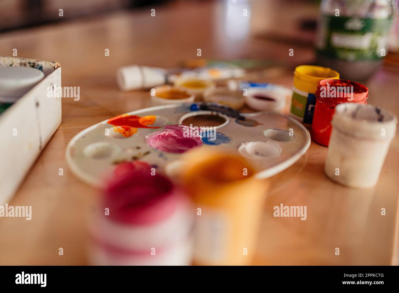 Künstler-Pinsel und Palette auf hölzernen Hintergrund Stockfoto