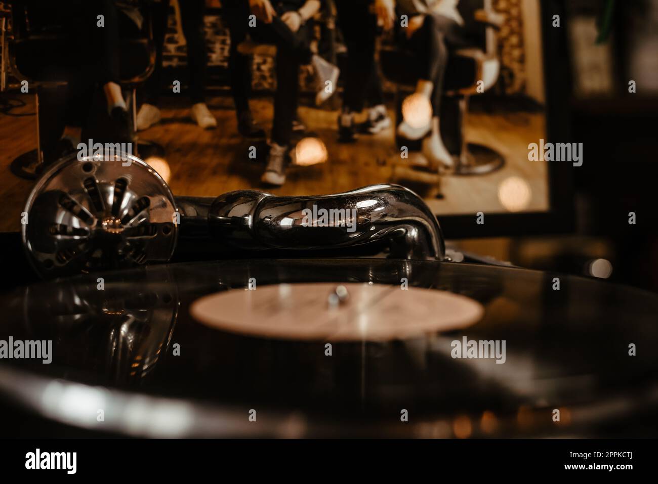 Vintage-Grammophon mit Vinyl, geringe Schärfentiefe Stockfoto