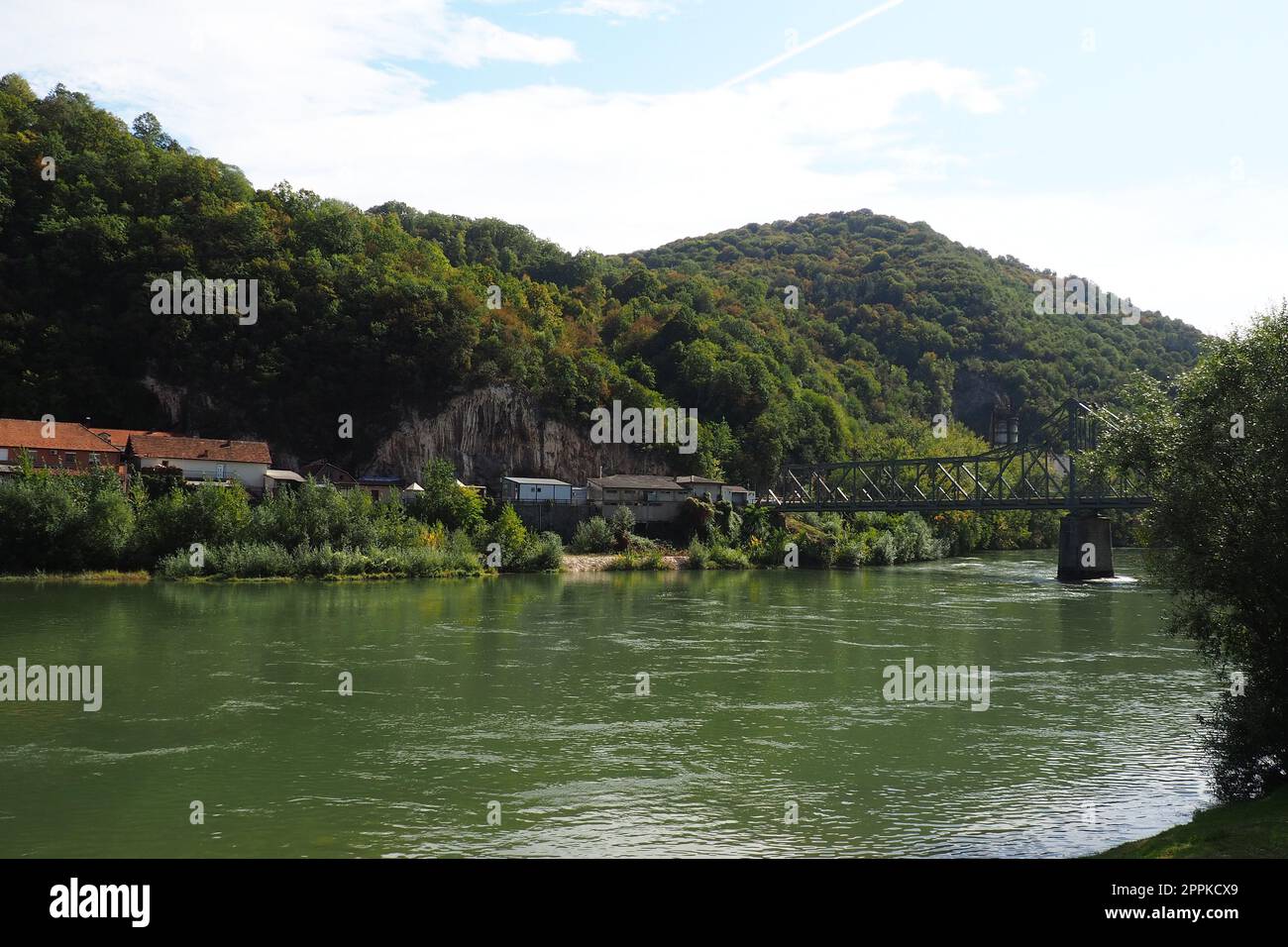 Mali Zvornik, Serbien, 29. September 2022. Fluss Drina in der Nähe von Banja Koviljaca, Blick auf die Küste Serbiens von BiH. Der Fluss des Wassers, grün am gegenüberliegenden Ufer des Flusses. Wohnhäuser. Stockfoto