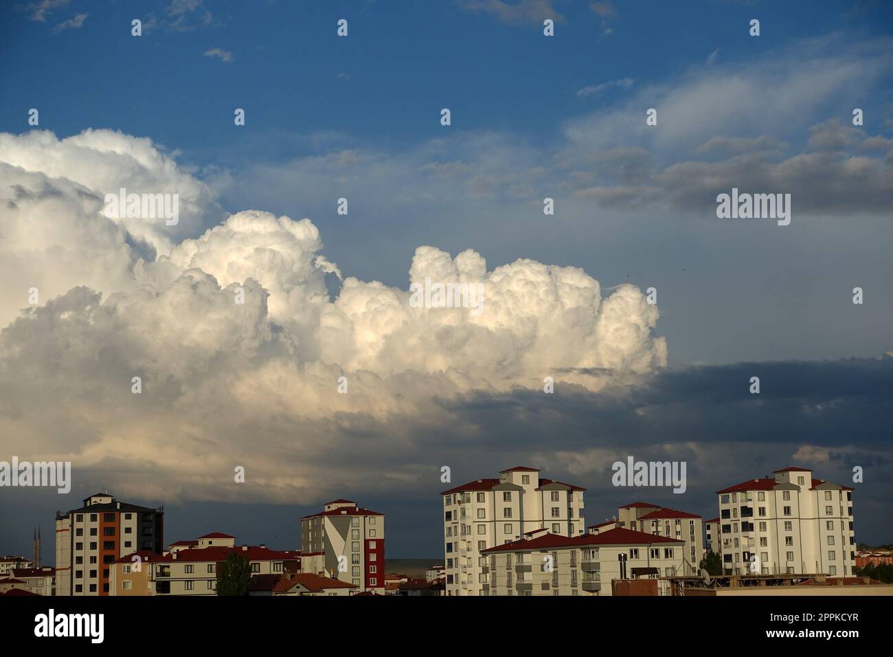 kumuluswolken, aufgeblasene Wolken, gehäufte weiße Wolken, Stadt und große Wolken. Stockfoto