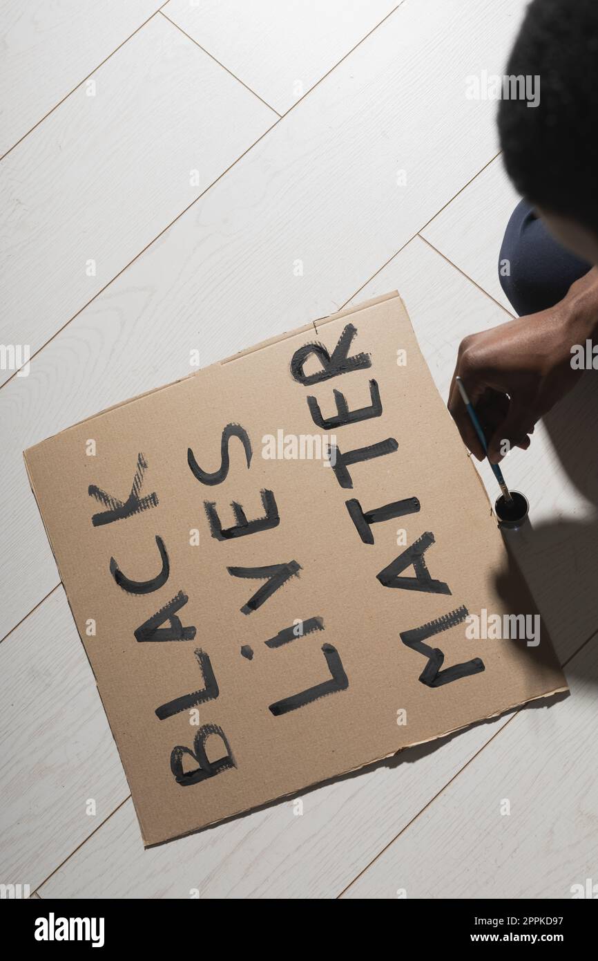 Schwarze Leben sind wichtig und kämpfen gegen Rassismus und schreiben Zeichen und Worte auf Pappe - Protestkonzept und blm-Aktivismus Stockfoto