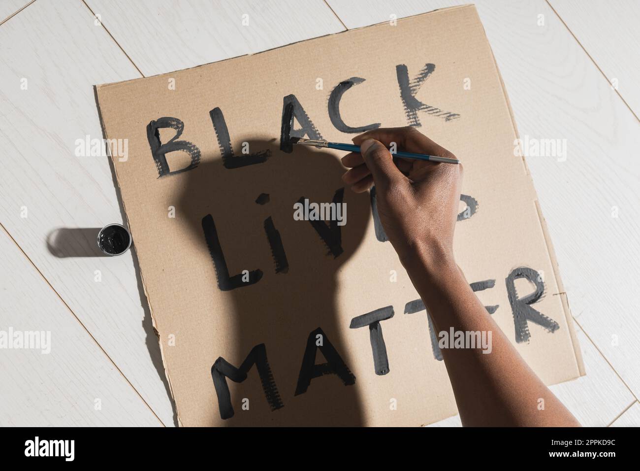 Schwarze Leben sind wichtig und kämpfen gegen Rassismus und schreiben Zeichen und Worte auf Pappe - Protestkonzept und blm-Aktivismus Stockfoto