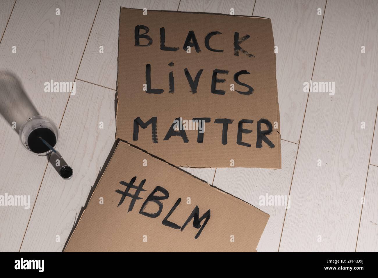 Schwarze Leben sind wichtig und kämpfen gegen Rassismus und schreiben Zeichen und Worte auf Pappe - Protestkonzept und blm-Aktivismus Stockfoto